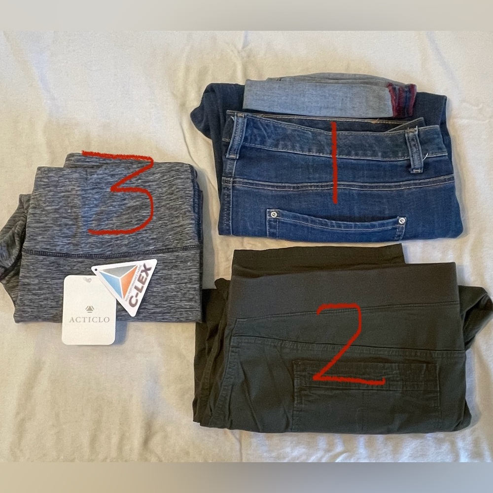 Bundle of size 2X/22W capris. Three pairs.